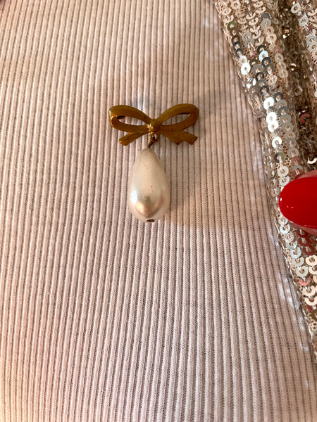 Bow & faux pearl brooch