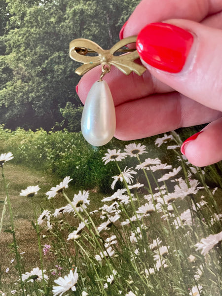 Bow & faux pearl brooch