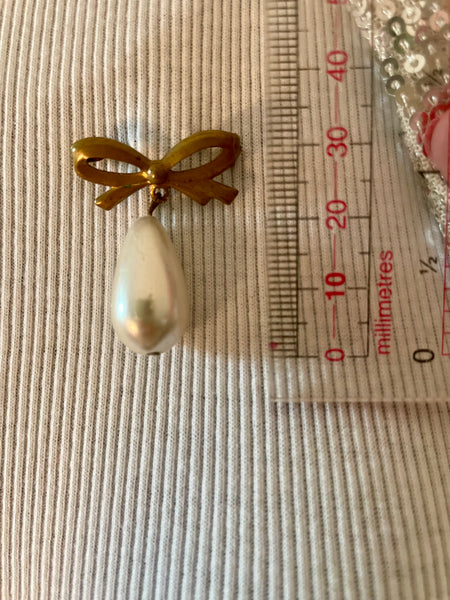 Bow & faux pearl brooch