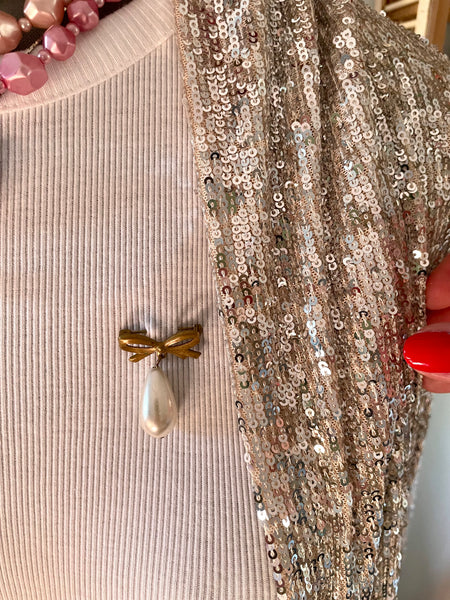 Bow & faux pearl brooch