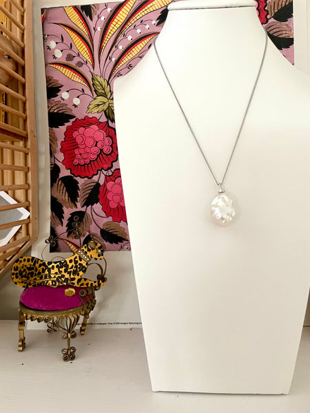 Baroque pearl pendant